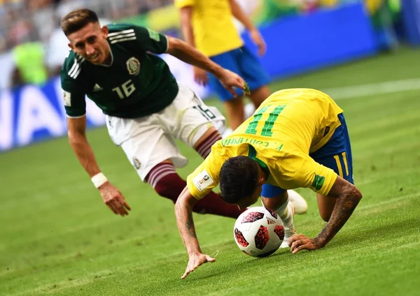 Philippe Coutinho Brazil Right Challenges Hector Herrera Mexico Match 2018 — Stock Photo, Image