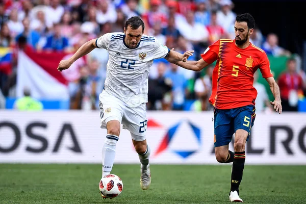 Artem Dzyuba Rússia Esquerda Desafia Sérgio Busquets Espanha Sua Rodada — Fotografia de Stock