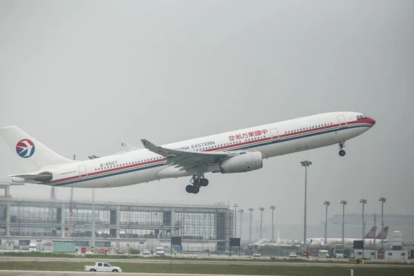 Самолет China Eastern Airlines Взлетает Шанхайского Международного Аэропорта Пудун Шанхае — стоковое фото