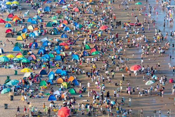 Holidaymakers Crowd Beach Resort Cool Scorching Day Qingdao City Northeast — Stock Photo, Image