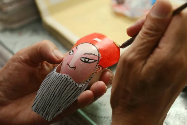 Year Old Τεχνίτης Fei Yongquan Ζωγραφίζει Μια Μάσκα Όπερα Του — Φωτογραφία Αρχείου