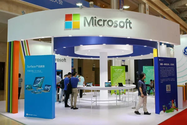 Люди Відвідують Стенд Microsoft Ході Першого Всесвітнього Конгресу Розвідки Wic — стокове фото