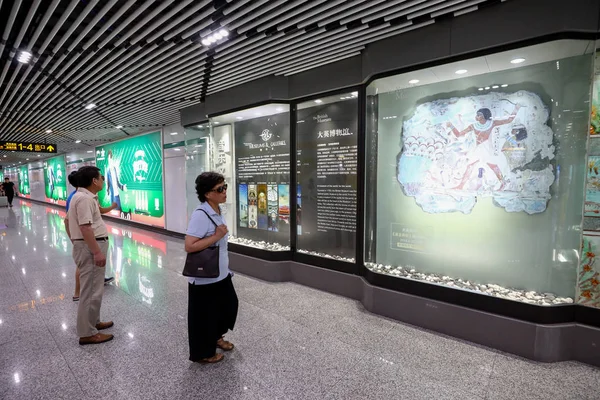 Passengers Look Reproductions Artworks British Museum Collection Display South Shaanxi — Stock Photo, Image