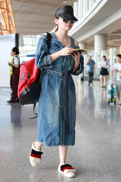 中国歌手张良英或张珍在2018年8月27日出发前抵达北京首都国际机场 — 图库照片