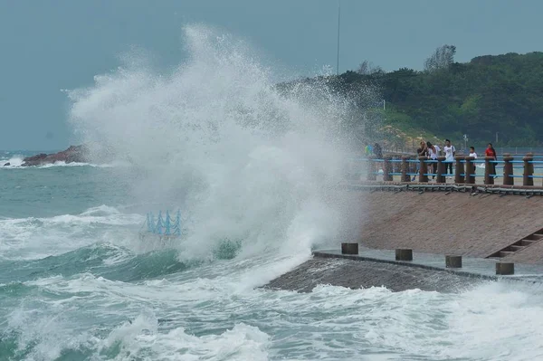 Holidaymakers Watch Huge Waves Tidal Bore Caused Typhoon Rumbia 18Th — Stock Photo, Image