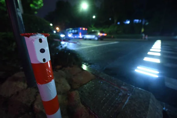 Los Peatones Caminan Cruce Inteligente Cebra Mientras Las Luces Controladas — Foto de Stock