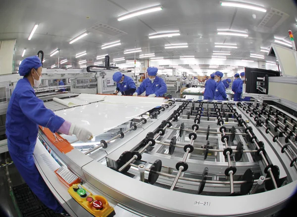 ファイル 中国の労働者を確認 2014 日中国東部の江蘇省連雲港市の工場でソーラー パネルを使って太陽光発電 — ストック写真