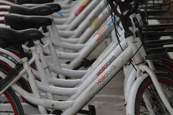 Bicicletas Del Servicio Chino Bicicletas Compartidas Hellobike Están Alineadas Una —  Fotos de Stock