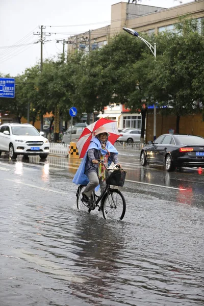 Rowerzysta Jeździ Zalanych Drogach Spowodowanych Przez Ciężkie Ulewa Dzielnicy Tongzhou — Zdjęcie stockowe