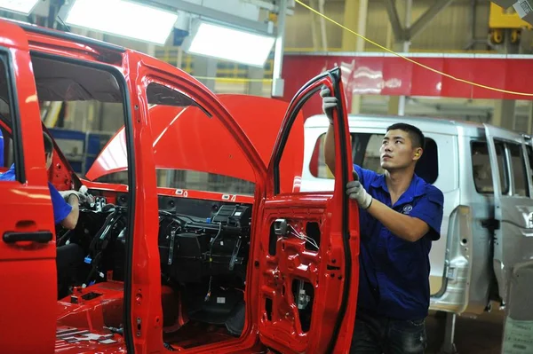 Chinese Worker Assembles Wuling Motors Assembly Line Auto Plant Saic — Stock fotografie