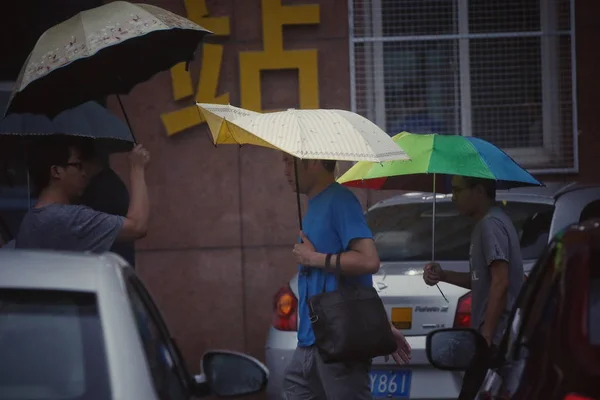 Fußgänger Trotzen Heftigen Regengüssen Durch Taifun Ampil Dem Zehnten Taifun — Stockfoto