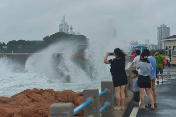 Holidaymakers Watch Huge Waves Tidal Bore Caused Typhoon Rumbia 18Th — 스톡 사진