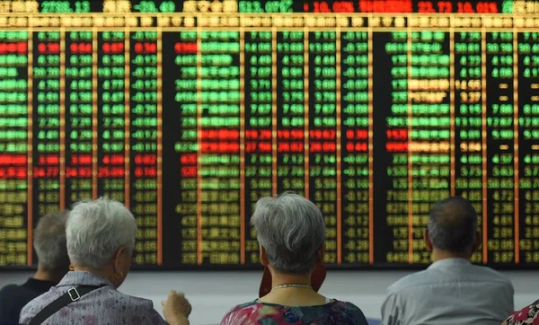 Concerned Chinese Investors Look Prices Shares Red Price Rising Green — Stock Photo, Image