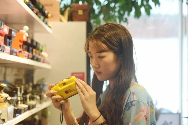 Customer Chooses Cameras Zhejiang First Polaroid Camera Store Hangzhou City — Stock Photo, Image