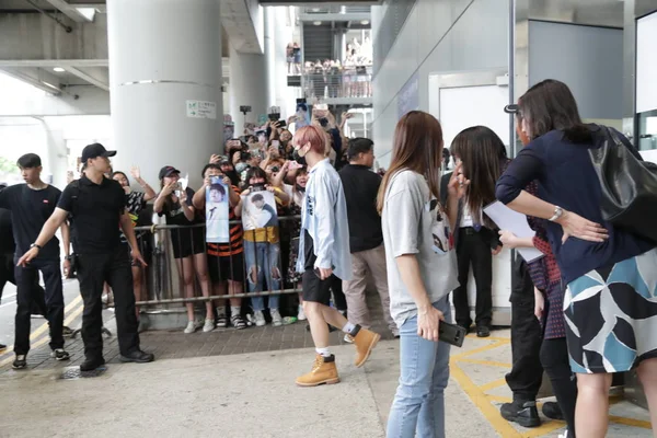 Члены Южнокорейской Бойз Группы Wanna One Прибывают Гонконгский Международный Аэропорт — стоковое фото