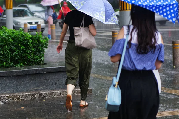 Pedestrians Brave Heavy Downpour Caused Typhoon Ampil Tenth Typhoon Year — Stock Photo, Image