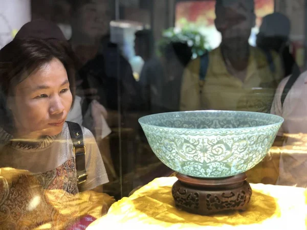 Les Visiteurs Regardent Bol Jade Hetian Mince Monde Dans Musée — Photo