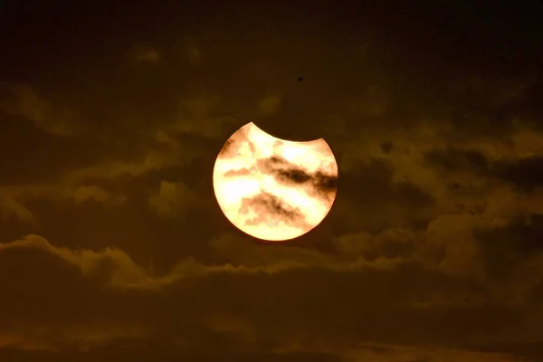 Una Parte Luna Cruza Sombra Del Sol Durante Eclipse Solar — Foto de Stock