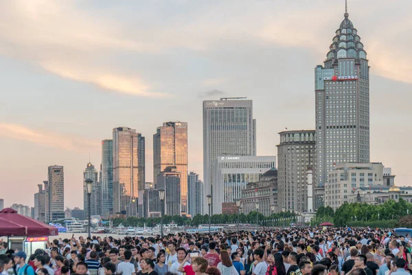Turystów Tłum Promenady Bund Wzdłuż Rzeki Huangpu Okresie Letnim Szczyt — Zdjęcie stockowe