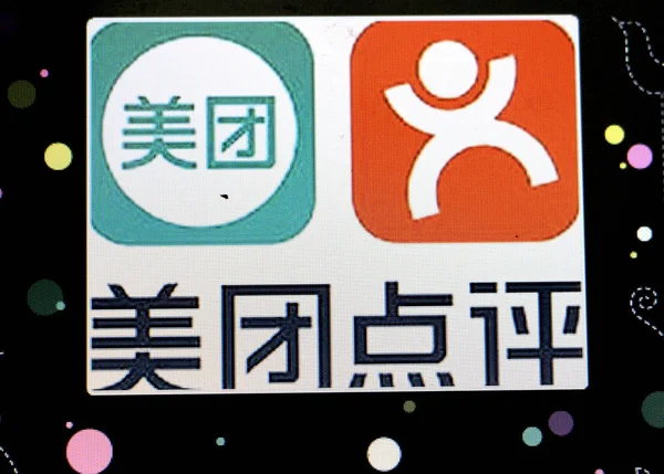 Cibernauta Chino Mira Los Logotipos Del Sitio Compra Grupos Línea —  Fotos de Stock