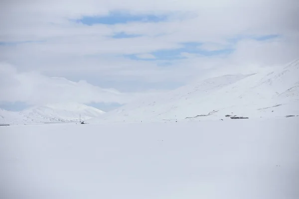 Montanhas Cobertas Neve Durante Dias Verão Cidade Golmud Haixi Mongol — Fotografia de Stock