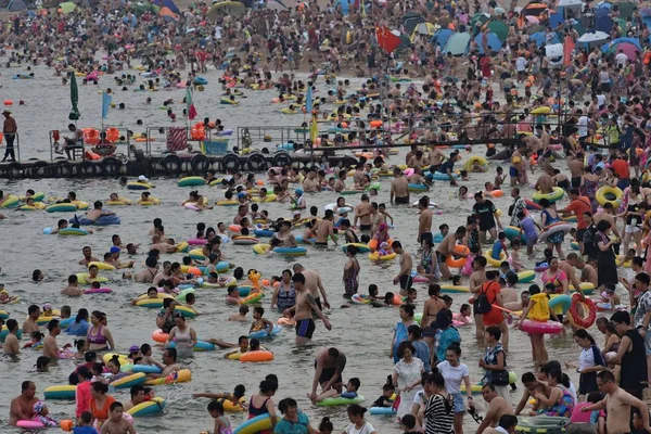 Davy Turistů Hrnou Beach Resort Ochladit Horkém Dni Městě Dalian — Stock fotografie
