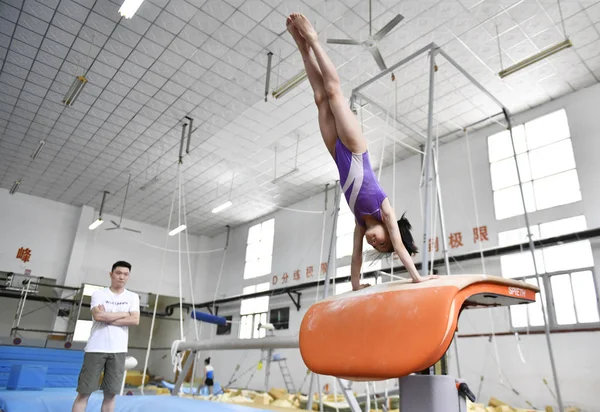 Dzieci Uczestniczą Szkoleniu Gimnastyka Gimnastyka Gimnazjum Nanchang Nanchang City Prowincja — Zdjęcie stockowe