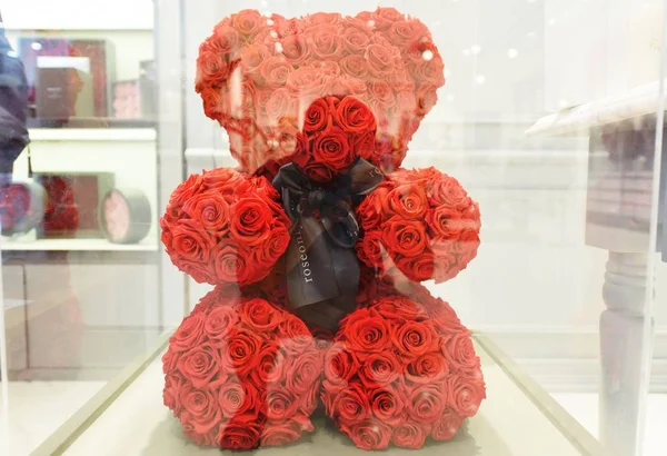 Winnie Pooh Made 400 Red Roses Display Shopping Mall Mark — Stock Photo, Image