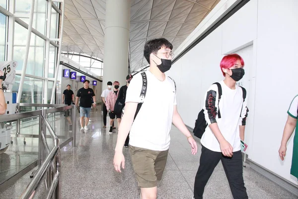 韓国少年グループしたい つのメンバーが香港 2018 日の出発前に香港国際空港に到着します — ストック写真