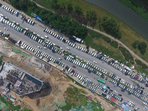 この航空写真ビューで何百もの中古車販売に並んでいる道路 2018 日中国中部の河南省鄭州市の交通に影響を与えた — ストック写真
