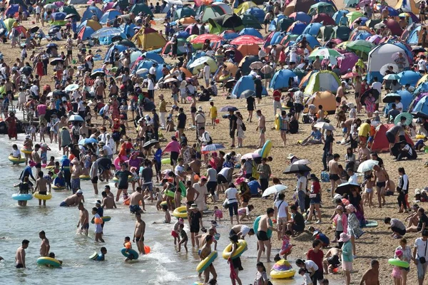 Holidaymakers Crowd Beach Resort Cool Scorching Day Liqiu Meaning Start — Stock Photo, Image