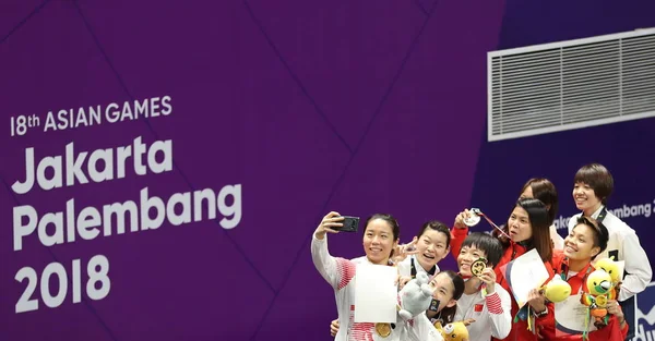 Left Gold Medalist Team China Silver Medalist Team Japan Bronze — 图库照片