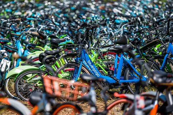Εγκαταλελειμμένα Ποδήλατα Των Κινεζικών Υπηρεσιών Διαμοιρασμού Ποδηλάτων Στοιβάζονται Στην Κορυφή — Φωτογραφία Αρχείου