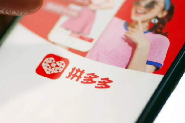 Chinese Mobile Phone User Uses Mobile App Chinese Commerce Platform — Stock Photo, Image