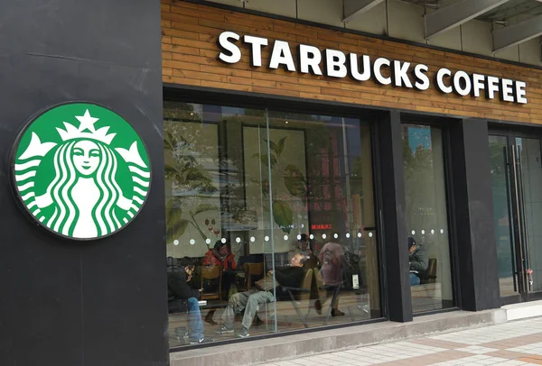 Pohled Kavárnu Starbucks Kávy Šanghaji Čína Ledna 2018 — Stock fotografie
