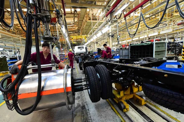 File Chinese Workers Assemble Trucks Assembly Line Auto Plant Jac — Φωτογραφία Αρχείου