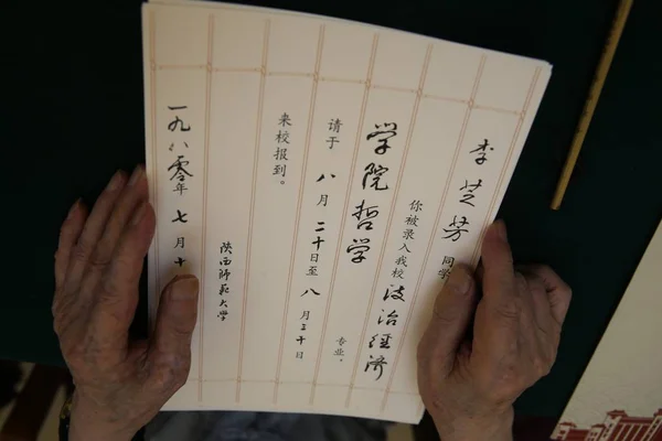 Senior Professor Shows Handwritten Admission Letter Issued Shaanxi Normal University — Stock Photo, Image