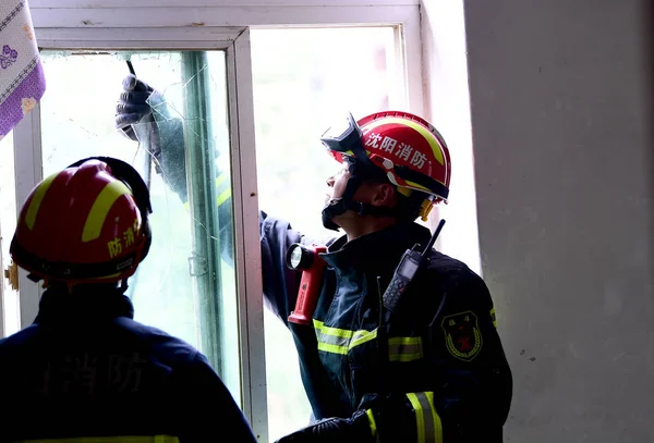 Κινεζική Πυροσβέστες Κατεδαφίσει Ένα Σπασμένο Παράθυρο Μετά Ένα Υγροποιημένο Αέριο — Φωτογραφία Αρχείου