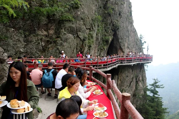 Turistas Apreciam Paisagem Iguarias Durante Banquete Realizado Longo Borda Penhasco — Fotografia de Stock