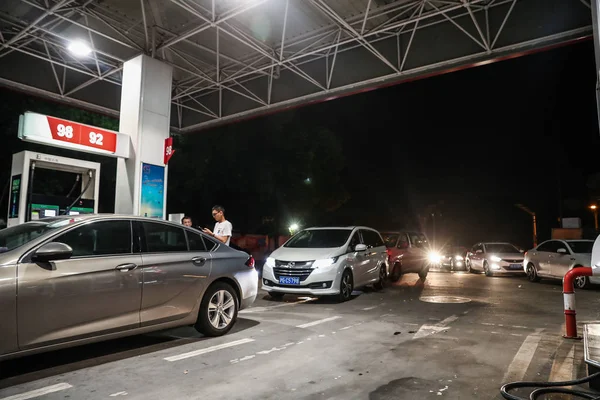 Veicoli Coda Rifornimento Una Stazione Servizio Sinopec Prima Della Mezzanotte — Foto Stock