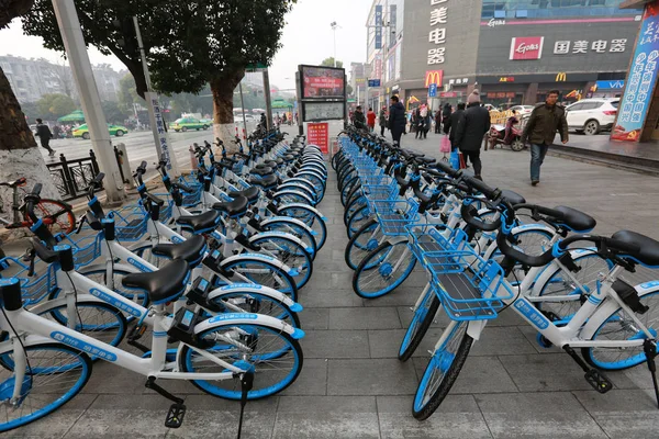 Fahrräder Des Chinesischen Fahrradverleihdienstes Hellobike Stehen Auf Einer Straße Der — Stockfoto