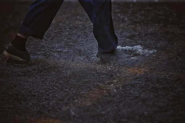 Pedestrian Braves Heavy Downpour Caused Typhoon Ampil Tenth Typhoon Year — Stock Photo, Image