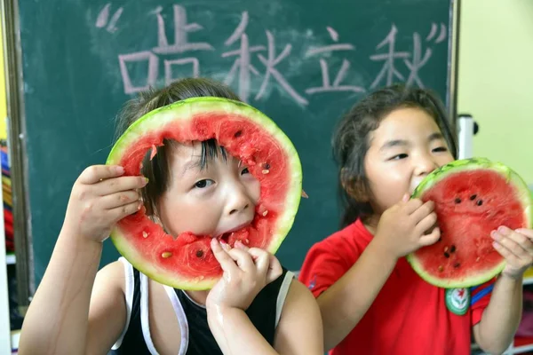 Kinder Aus Dem Jinling Kindergarten Essen Wassermelonen Zum Liqiu Dem — Stockfoto