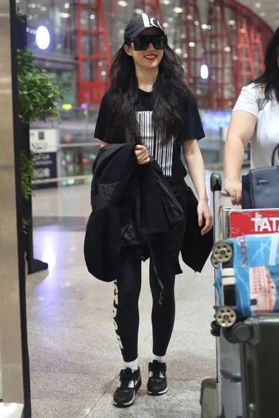 Chinese Actrice Liu Yifei Arriveert Bij Beijing Capital International Airport — Stockfoto