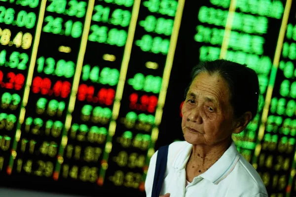 Een Betrokken Chinese Investeerder Wandelingen Verleden Een Scherm Weergeven Van — Stockfoto