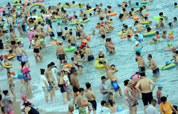 Více Než 000 Rekreantů Hrnou Beach Resort Ochladit Horkém Dni — Stock fotografie