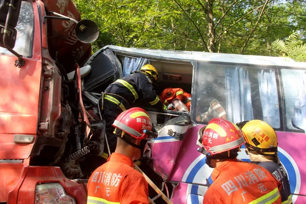 中国の救助隊は セメントタンカーがコーチバスに衝突し 1人が死亡し 22人が負傷した後 生存者と犠牲者を捜索し 中国南西部の四川省王江郡の高速道路で2018年8月26日に死亡した — ストック写真