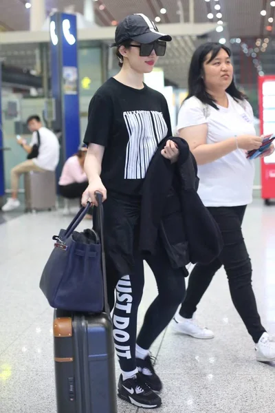 Attrice Cinese Liu Yifei Arriva All Aeroporto Internazionale Pechino Capital — Foto Stock