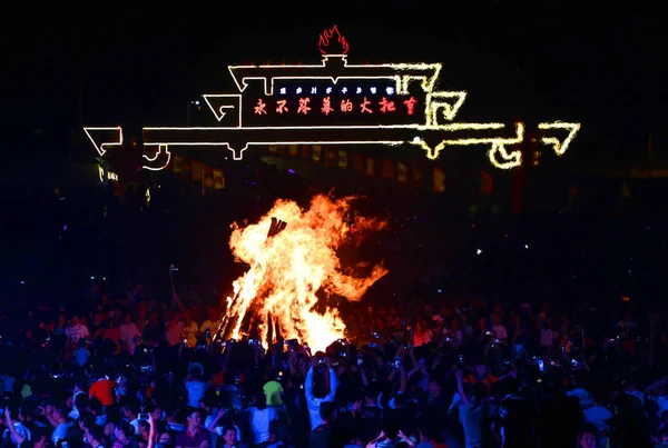 Lidé Etnické Skupiny Spolu Turisty Slaví Každoroční Festival Pochodeň Liangshan — Stock fotografie