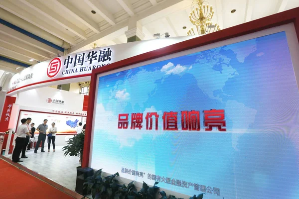 Emberek Látogatása Stand Kína Huarong Asset Management Során Pénzügyi Expo — Stock Fotó